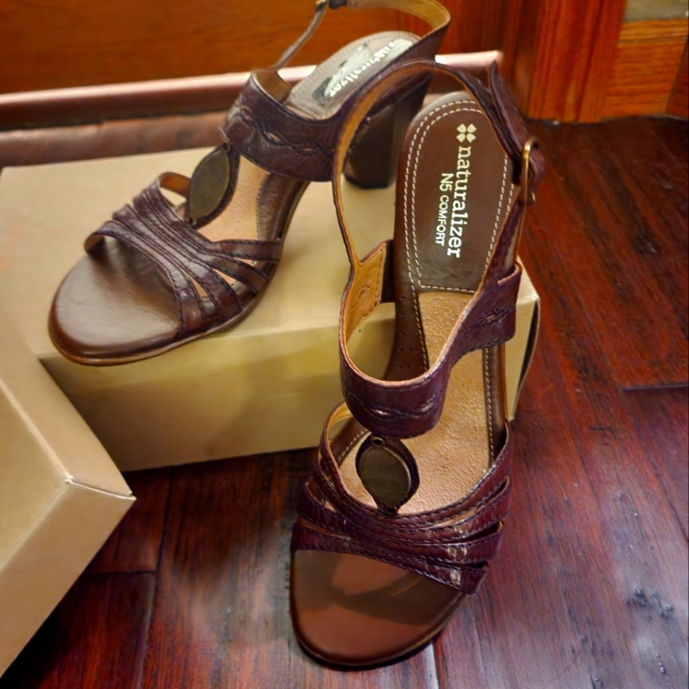Sandals- Naturalizer - 7.5 - Dark Sienna (Brown) - Picture 1 of 3